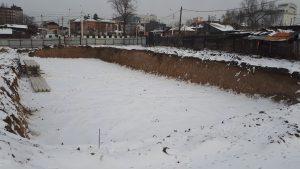 Строительная площадка завалена снегом
